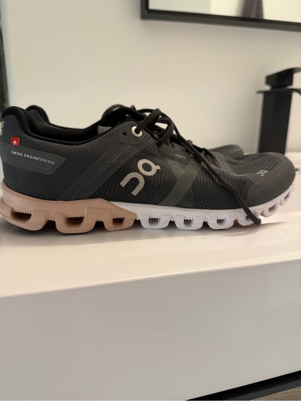 On Running Cloudtec Trainer - Black and DustPink Sole